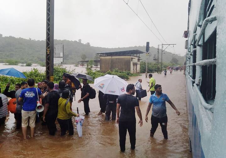 कई यात्रियों को एनडीआरएफ की रबर की नौकाओं के जरिये बचाया गया जबकि अन्य को राहत कर्मियों ने कंधों पर लेकर सुरक्षित जगह पहुंचाया. कुछ लोग जलमग्न पटरियों पर चलकर खुद सुरक्षित स्थान तक पहुंचे.