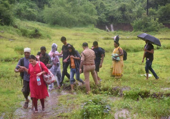 यात्रियों ने कहा कि मुश्किल वक्त में उन्होंने संयम से काम लिया. एक वक्त ट्रेन के अंदर की लाइट चली गई और शुरू में रेलवे से संपर्क भी नहीं हो सका. लोगों के मोबाइल फोन की बैटरी खत्म हो गई, मोबाइल नेटवर्क न मिलने से लोगों की परेशानी और बढ़ गई.