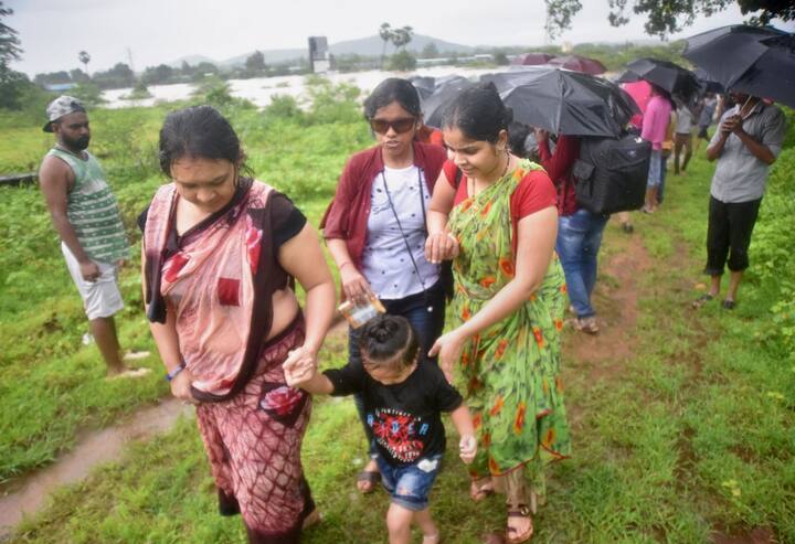 सीआर के मुख्य प्रवक्ता सुनील उदासी ने ‘पीटीआई-भाषा’ से कहा कि सभी 1,050 यात्रियों को मौके से बचा लिया गया है.