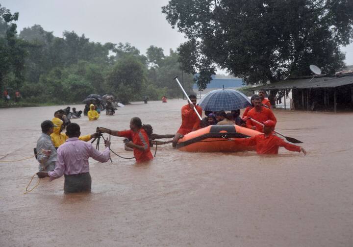 उदासी ने कहा, ‘‘महालक्ष्मी एक्सप्रेस के प्रभावित यात्रियों के साथ 19 डिब्बों वाली एक विशेष ट्रेन कल्याण से कोल्हापुर के लिए रवाना होगी.