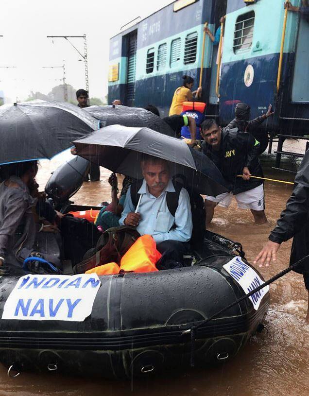 इसमें कहा गया कि दल सुबह करीब नौ बजकर 40 मिनट पर मौके पर पहुंचा. नौसेना और वायुसेना को भी राहत अभियान में लगाया गया.