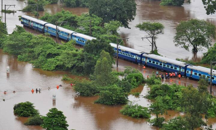मध्य रेलवे (सीआर) के अधिकारियों ने बताया कि नौ गर्भवती महिलाओं और एक माह की एक बच्ची समेत सभी यात्रियों को अपराह्र तीन बजे तक बचा लिया गया.