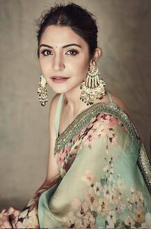 साड़ी पहन बेहद खूबसूरत अंदाज में इवेंट में पहुंचीं अनुष्का शर्मा, यहां देखिए उनकी तस्वीरें