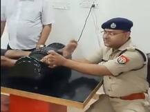 यूपी में कांवड़िये को हुई थकान तो एसपी ने खुद दबाए उसके पैर, वीडियो वायरल