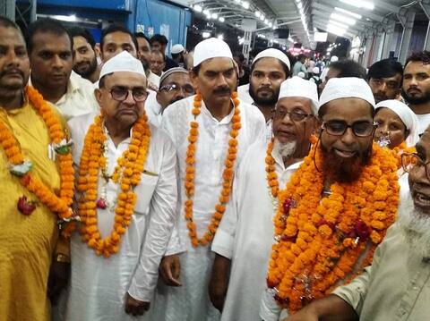 गोरखपुर: हज यात्रियों का पहला जत्था रवाना, प्लेटफार्म चेंज होने से मची अफरा-तफरी गोरखपुर: हज यात्रियों का पहला जत्था रवाना, प्लेटफार्म चेंज होने से मची अफरा-तफरी