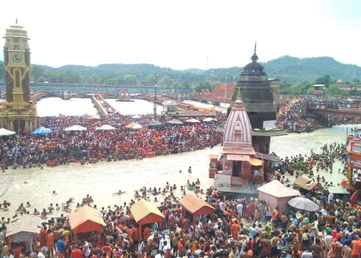  सावन के सभी सोमवार बेहद खास होते हैं. इस साल सावन का पहला सोमवार 22 जुलाई को पड़ा था. अब आज 29 जुलाई को सावन का दूसरा सोमवार है. सावन सोमवार के दिन भगवान शिव का व्रत करते हुए शिवलिंग को जल चढ़ाने और रुद्राभिषेक करने पर मनोकामनाएं पूरी होती हैं. इसी के मद्देनज़र आज देश भर में श्रद्धालुओं की भीड़ दिख रही है.