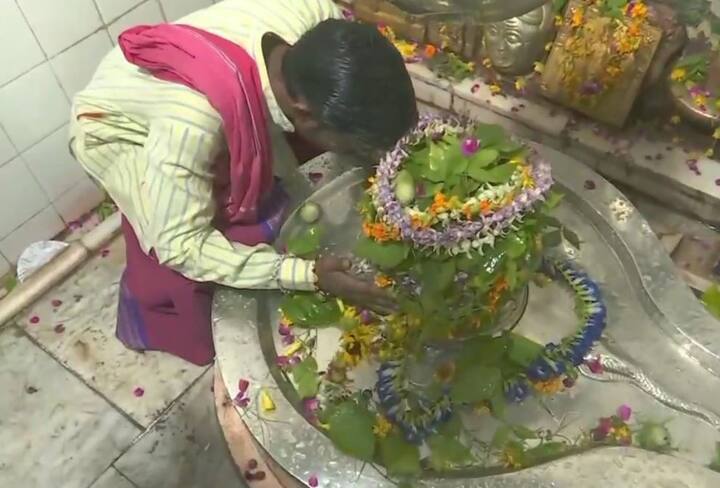 हजारों शिवभक्त मंदिर शिवलिंग का जलाभिषेक करेंगे. कांवड़ियों के जत्थे बोल बम कहते हुए गुजरते हैं और दिनभर कांवड़ यात्रा की धूम रहती है.