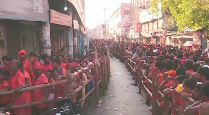 धर्म की नगरी वाराणसी में बाबा श्री काशी विश्वनाथ के दर्शन - पूजन के लिए देर रात से ही भक्तो का जनसैलाब उमड़ पड़ा. घंटो लाइन में लगकर इंतजार करने के बाद कड़ी सुरक्षा व्यवस्था के बीच शिवभक्त बाबा श्री काशी विश्वनाथ के दर्शन कर रहे हैं. काशी विश्वनाथ मंदिर में जलाभिषेक करने आए श्रद्धालुओं के सुरक्षा व्यवस्था के पुख्ता इंतजाम किया गया है.