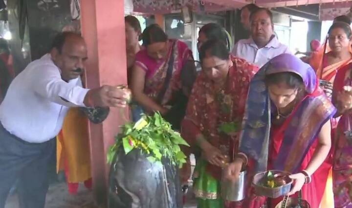 दिल्ली के चांदनी चौक में भी प्राचीन गौरी शंकर मंदिर में तड़के ढाई बजे से भक्तों की लाइन लग गई. पूजा अर्चना कर रहे लोग भगवान शिव की भक्ति में डूबे हुए दिखे. सावन के महीने हर कोई भगवान शिव की अराधना में लगा हुआ है.