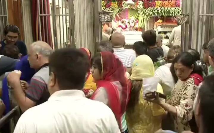 सावन के सोमवार का व्रत करने के लिए श्रद्धालु जल्दी सुबह उठकर सबसे पहले स्नान करते हैं और फिर भगवान शिव को जल चढ़ाकर शिव के मंत्र का जाप करते हैं. इसके बाद पूरे दिन निराहार रहते हुए भगवान शिव को शमी, बेल पत्र, कनेर, धतूरा, चावल, फूल, धूप, दीप, फल, पान, सुपारी आदि का भेट चढाते हैं.