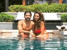 गर्लफ्रेंड शिबानी दांडेकर संग रोमांटिक अंदाज़ में पूल में दिखे फरहान अख्तर, सामने आई ये तस्वीर