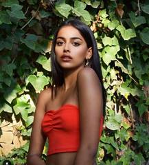 हाथ में जाम लिए छुट्टियों का लुत्फ उठा रही हैं बनिता संधू, शेयर की ये HOT तस्वीरें