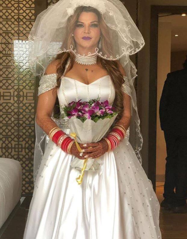 आपको बता दें कि ये पहली बार नहीं है जब राखी सावंत की शादी की खबरें इस कदर सामने आईं हैं. बीते दिनों उन्होंने दिपक कलाल के साथ शादी करने का ढोंग रचा था. 