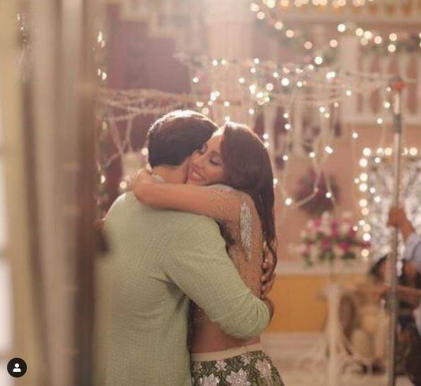 अक्सर ही ये दोनों एक दूसरे के साथ ऐसी रोमांटिक तस्वीरें शेयर करते रहते हैं. (Photo Credit: @vjanusha Instagram)