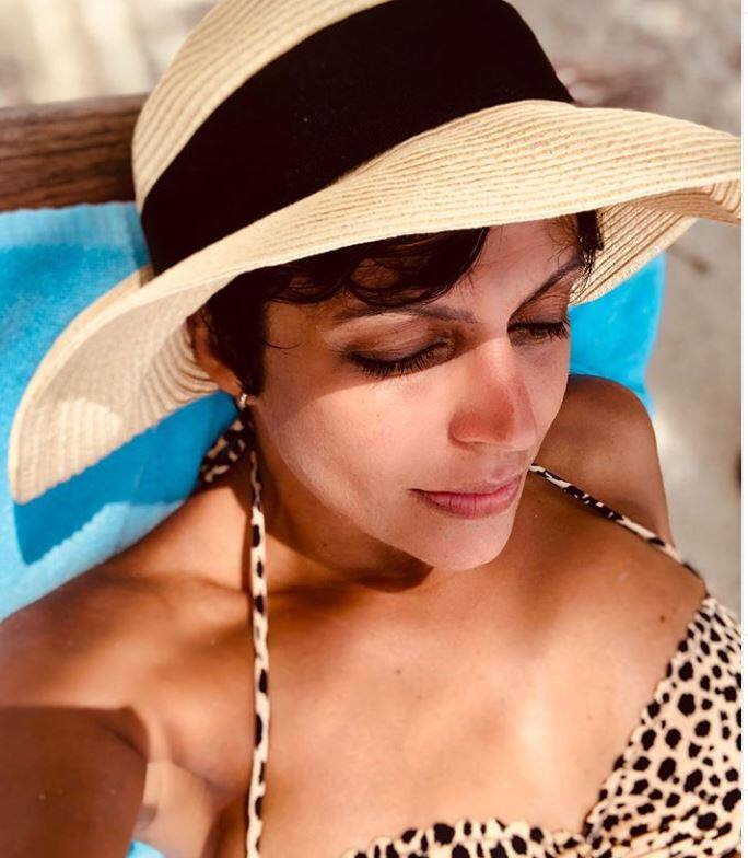 इससे पहले मंदिरा ने ये तस्वीर शेयर की थी. इस तस्वीर को शेयर करते हुए उन्होंने लिखा था कि इस तस्वीर को खींचते दौरान उन्होंने किसी भी फिल्टर का इस्तेमाल नहीं किया है. 