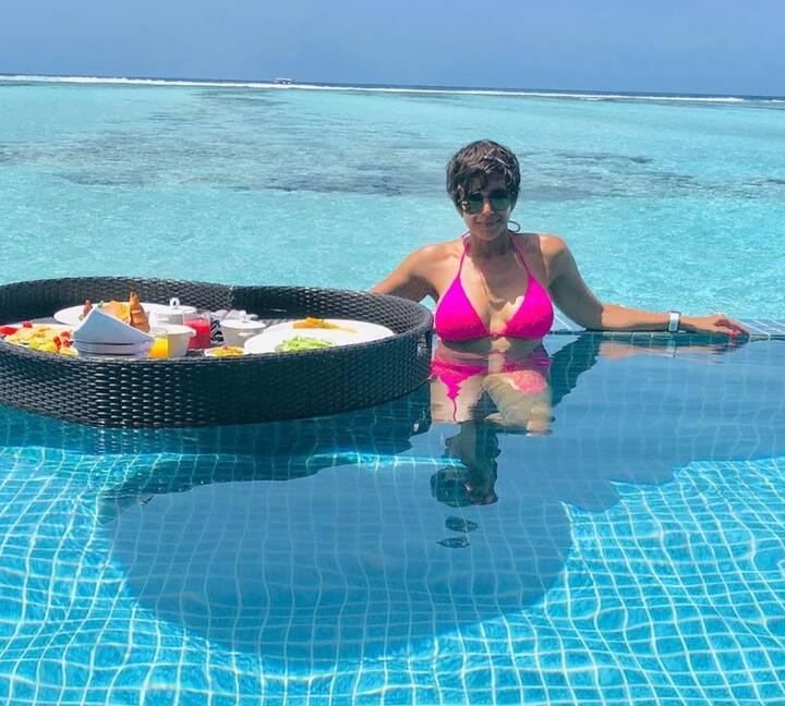  मंदिरा बेदी ने ये तस्वीर शेयर करते हुए लिखा, ''बिस्तर पर तो अक्सर आपको खाना परोसा गया होगा, लेकिन कभी-कभी खाना पूल में भी मिल जाता है.''