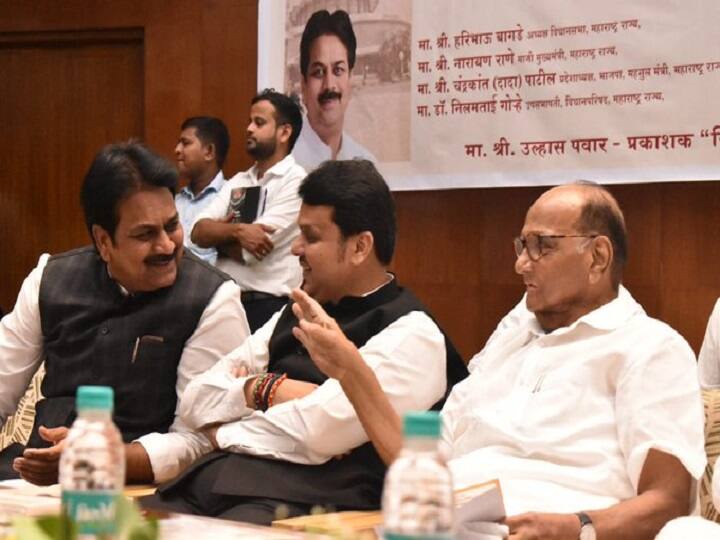 Maharashtra Sharad Pawar shares stage with Devendra Fadnavis महाराष्ट्र: शरद पवार ने सीएम फडणवीस से मंच साझा किया, भाषण की प्रशंसा की