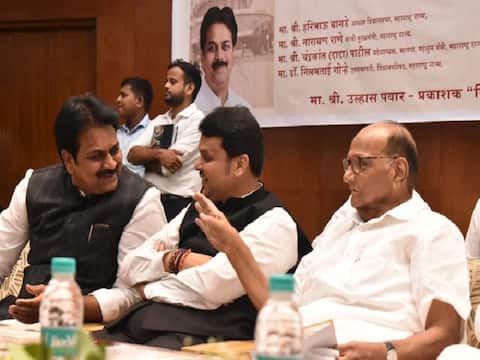 महाराष्ट्र: शरद पवार ने सीएम फडणवीस से मंच साझा किया, भाषण की प्रशंसा की महाराष्ट्र: शरद पवार ने सीएम फडणवीस से मंच साझा किया, भाषण की प्रशंसा की