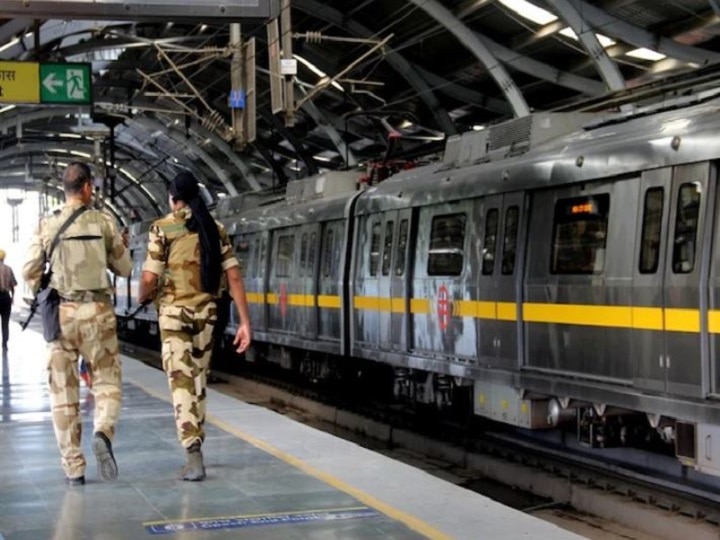 Delhi Metro: An unclaimed bag at the Mayapuri metro station caused a stir ANN दिल्ली: मायापुरी मेट्रो स्टेशन पर लावारिस बैग मिलने से मचा हड़कंप, जांच हुई तो सभी रह गए हैरान