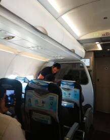 जम्मू-कश्मीर रवाना होने से पहले सामने आईं फ्लाइट में बैठे ‘लेफ्टिनेंट कर्नल धोनी’ की तस्वीरें