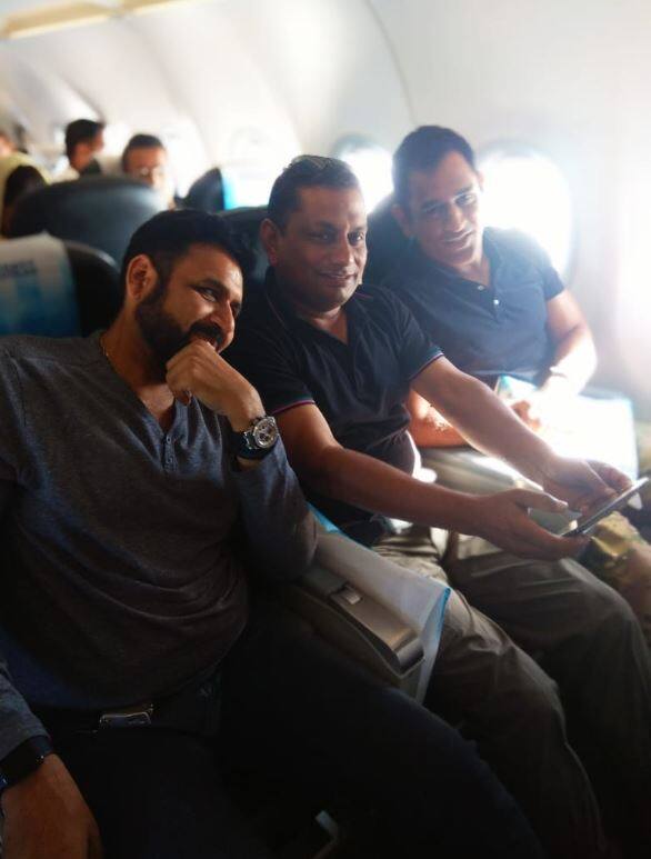 धोनी भारतीय सेना की टेरोटेरियल-आर्मी (टीए) की 106 पैरा बटालियन का हिस्सा हैं और लेफ्टिनेंट कर्नल (होनेरेरी-HONARARY) की रैंक पर हैं.