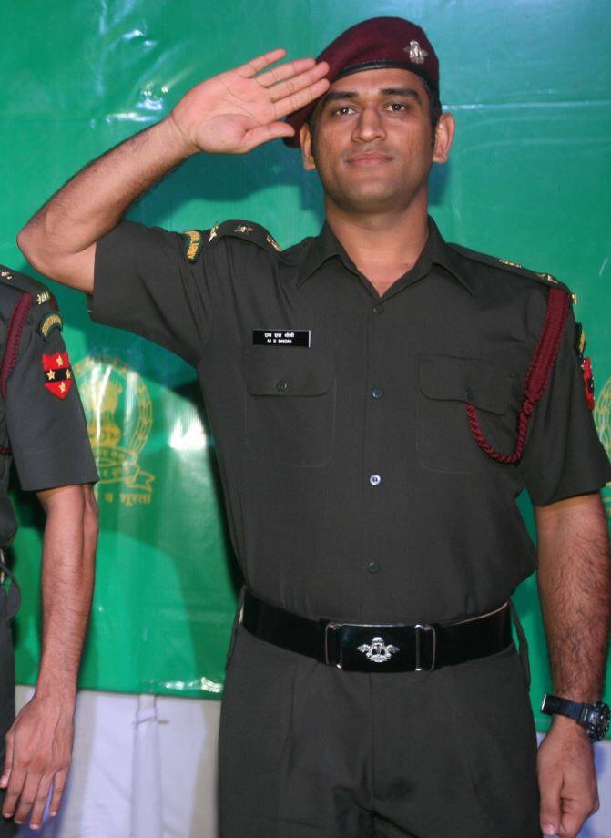 इन दिनों 106 टीए (पैरा) बटालियन की तैनाती कश्मीर घाटी में है. धोनी ने कुछ दिनों पहले अपनी यूनिट के साथ काम करने की इच्छा जताई थी.