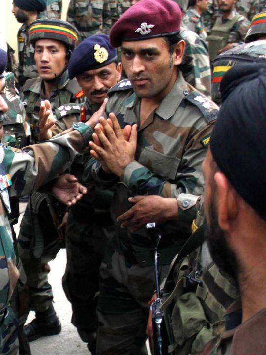 अपनी तैनाती के दौरान धोनी पैट्रोलिंग, गार्ड और पोस्ट-ड्यूटी करेंगे. यानि वे सैनिकों के साथ कश्मीर घाटी में गश्त करेंगे और मिलिट्री कैंप में गार्ड और पोस्ट पर भी अपनी सेवाएं देंगे.