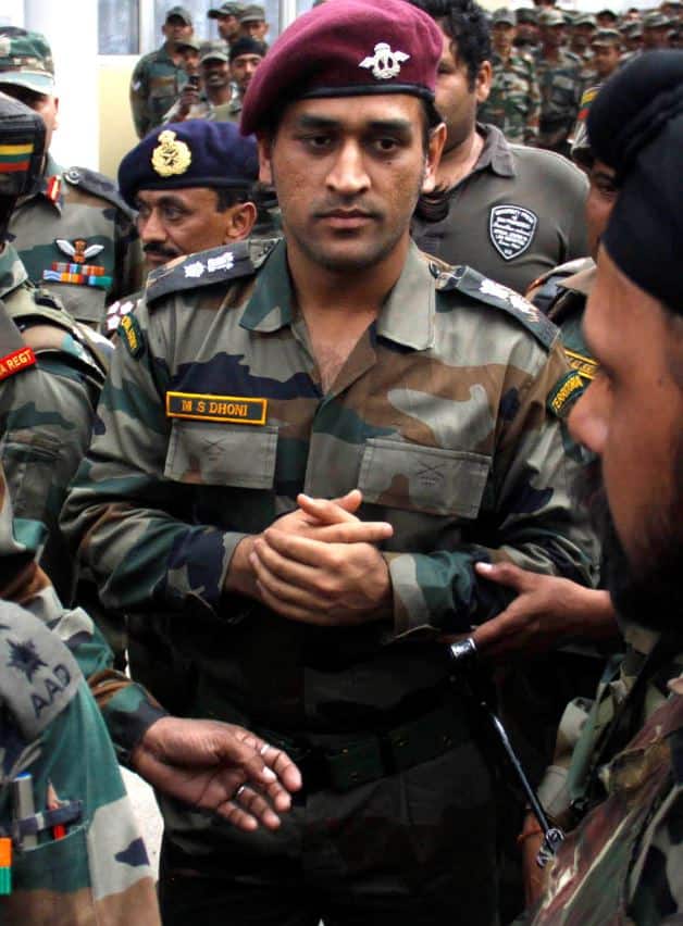 अपनी इस पोस्टिंग के दौरान धोनी सैनिकों के साथ बैरेक में रहेंगे. सूत्रों के मुताबिक, धोनी ने खुद सैनिकों के बैरेक में रहने और उनके साथ ही खाना खाने की गुजारिश की थी.