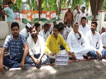 उन्नाव कांड: भाजपा विधायक सेंगर को पार्टी से निकालने की मांग को लेकर कांग्रेस कार्यकर्ताओं ने रखा उपवास