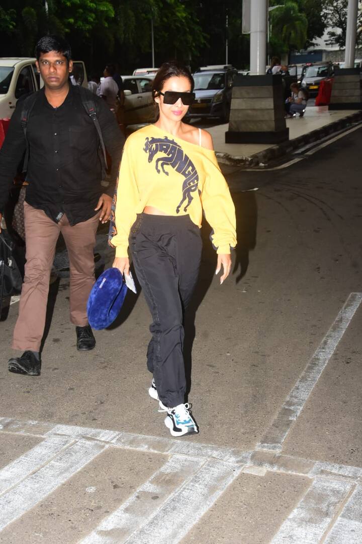 एयरपोर्ट पर मलाइका काफी कैज़ुअल लुक में नज़र आईं. (तस्वीर: मानव मंगलानी)