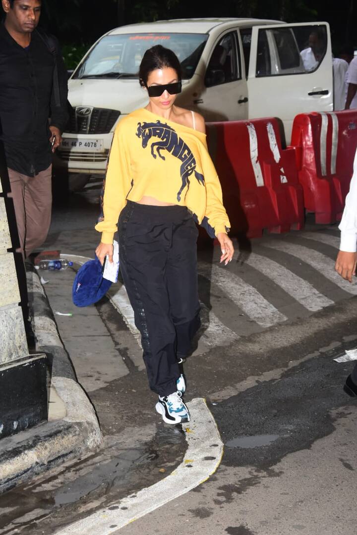 मलाइका ने इस दौरान पीले और काल रंग की ड्रेस पहनी हुई थी. साथ ही उन्होंने काला चश्मा भी पहना हुआ था. (तस्वीर: मानव मंगलानी)