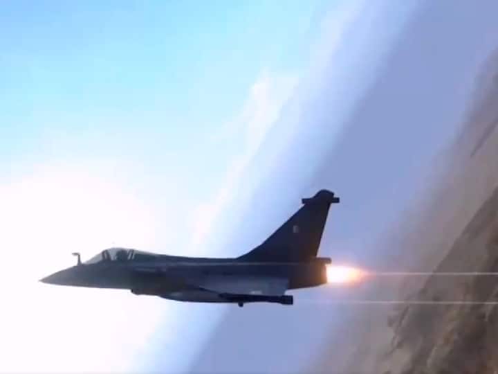 Air Force Chief BS Dhanoa launched IAFs 3D Mobile gaming application Indian Air Force A Cut Above वायुसेना ने लॉन्च किया 'IAF: ए कट एबव' गेम, एयर स्ट्राइक तक को दे सकते हैं अंजाम