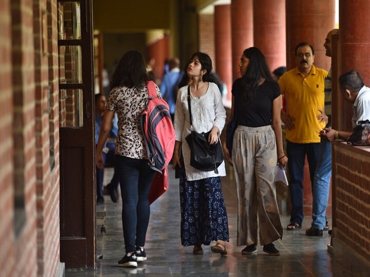 Delhi University Admission 2020: Last Date To Apply Extended Till 18 July DU Admission 2020: दिल्ली यूनिवर्सिटी में पांच लाख से ज्यादा कैंडिडेट्स ने किए आवेदन, बढ़ाई गई आवेदन की अंतिम तारीख