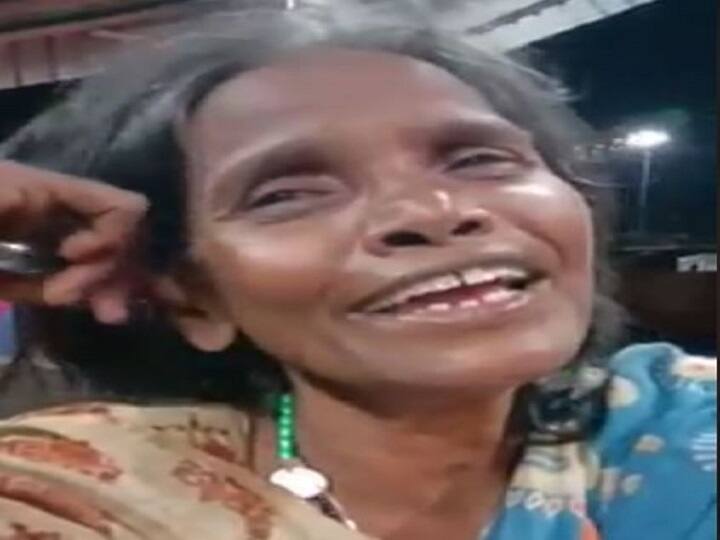 'एक प्यार का नगमा है' गाने वाली महिला का वीडियो वायरल, अब तक दो मिलियन लोगों ने देखा Lata Mangeshkar Song 2 Million Views For West Bengal railway station Womans Melodious voice 'एक प्यार का नगमा है' गाने वाली महिला का वीडियो वायरल, अब तक दो मिलियन लोगों ने देखा