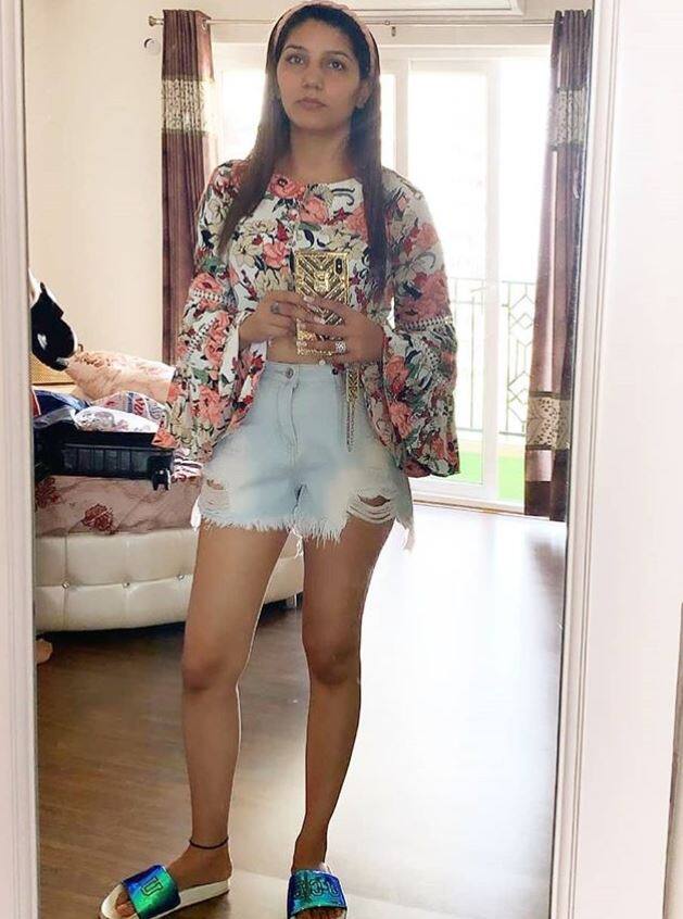 इन दिनों सपना चौधरी सिर्फ अपने ग्लैमरस अंदाज को लेकर ही चर्चा में नहीं हैं. बल्कि सोशल मीडिया पर एक शख्स के साथ उनकी कुछ तस्वीरें और वीडियो वायरल हो रही हैं.