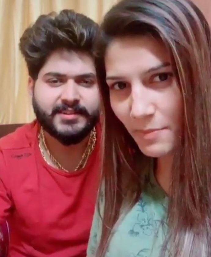 इन तस्वीरें में सपना इस शख्स के काफी क्लोज नजर आ रही हैं. ऐसा पहली बार है जब सपना किसी शख्स के साथ इस अंदाज में फैंस के सामने आईं हैं.