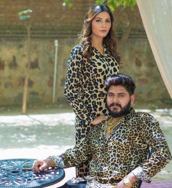 इसी शख्स के साथ सपना की ये एक लेटेस्ट तस्वीर भी सामने आई है जिसमें दोनों ड्रेस ट्विनिंग करते दिख रहे हैं. ऐसे में सवाल उठना तो लाज्मी है. 