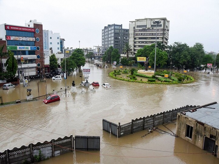 Flood like Situation in Vadodara after heavy rains वडोदरा में भारी बारिश से बाढ़ जैसे हालातः चार लोगों की मौत, 5000 से ज्यादा लोगों को सुरक्षित स्थान पर पहुंचाया गया