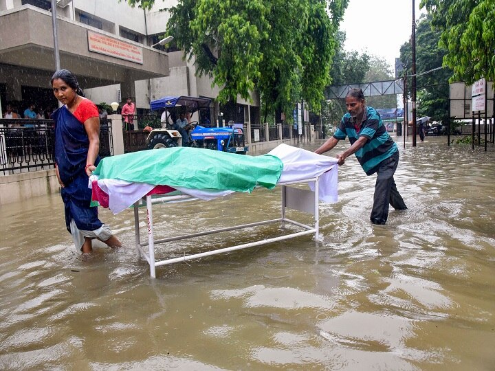 वडोदरा में भारी बारिश से बाढ़ जैसे हालातः चार लोगों की मौत, 5000 से ज्यादा लोगों को सुरक्षित स्थान पर पहुंचाया गया