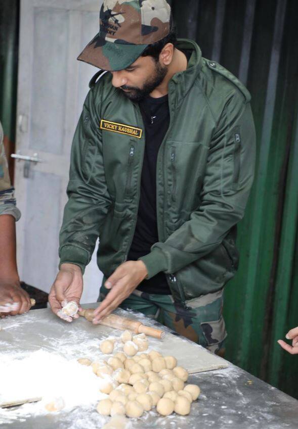 इतना ही नहीं तस्वीरें शेयर करते हुए विक्की कौशल ने बताया कि उन्होंने अपनी जिंदगी में पहली बार रोटी बनाई है. वो बेहद खुश हैं कि ये रोटी उन्होंने आर्मी वालों के लिए बनाई है. 