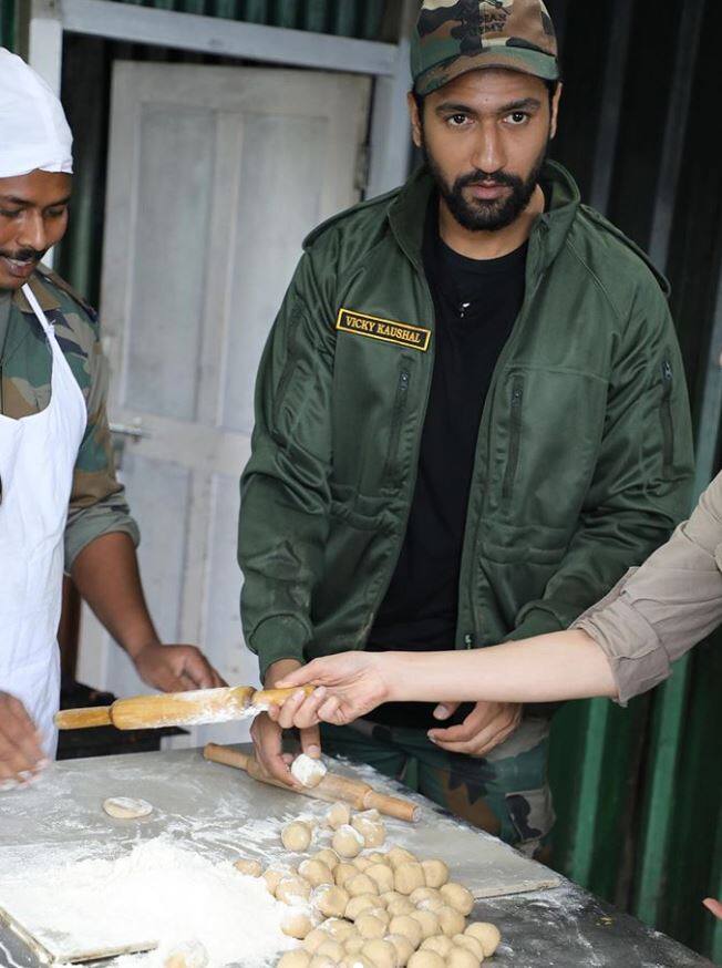जैसा कि आप तस्वीरें में देख सकते हैं कि विक्की कौशल रोटी बनाने की कोशिश करते नजर आ रहे हैं. 
