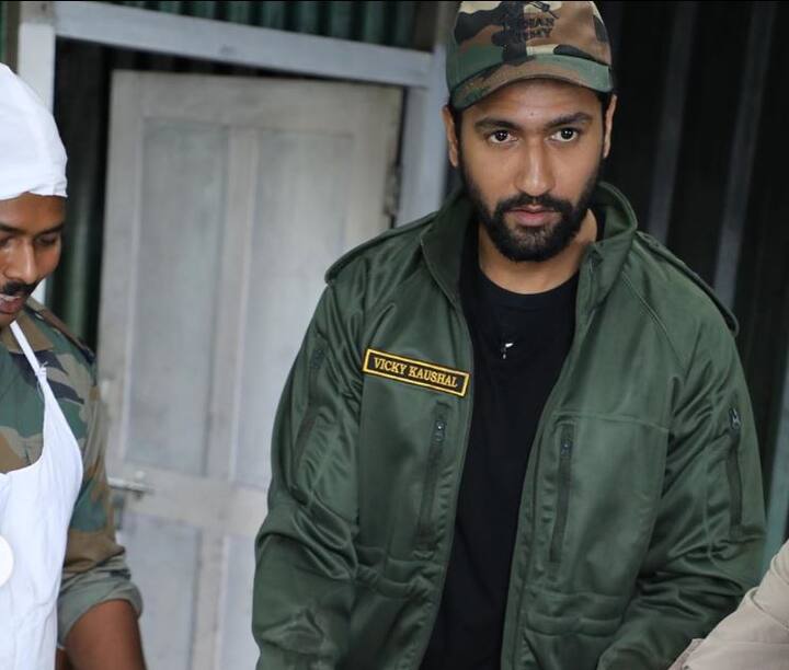यहां बता दें कि इसी साल उनकी फिल्म 'उरी-द सर्जिकल स्ट्राइक' रिलीज हुई थी जिसमें वो एक आर्मी अफसर का किरदार निभाते नजर आए थे. इस फिल्म को बॉक्स ऑफिस बड़ी कामयाबी मिली थी. (सभी तस्वीरें - इंस्टाग्राम @vickykaushal09)