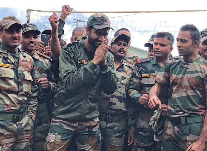 हालांकि इस सब से दूर विक्की कौशल इन दिनों बॉडर पर भारतीय सेना के जवानों के साथ वक्त बिताते नजर आ रहे हैं. 