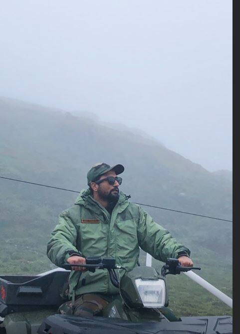 इस दौरान की कई तस्वीरें उन्होंने शेयर की हैं जिनमें से एक ये तस्वीर भी है जिसमें आप उन्हें आर्मी की एक गाड़ी को चलाते हुए देख सकते हैं.