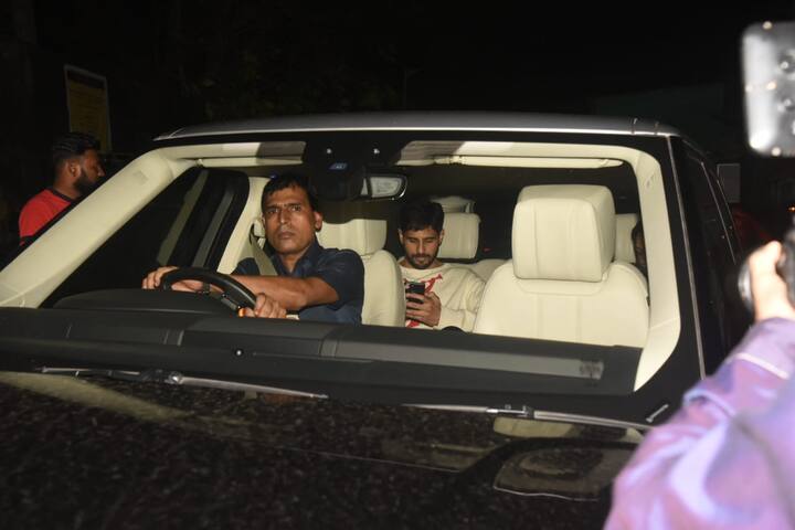 उसके बाद सिद्धार्थ खुद भी उसी कार में बैठे और दोनों एक साथ घर को रवाना हुए.