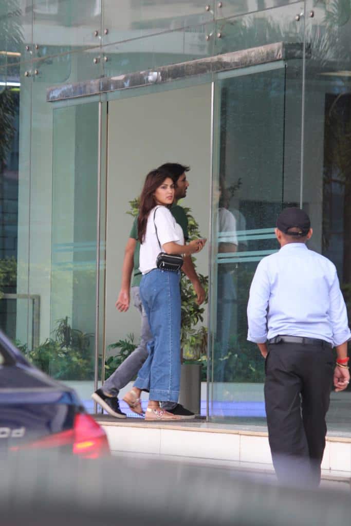 इस दौरान जहां सुशांत कैजुअल में दिखे वहीं रिया ह्वाइट क्रॉप टॉप और लूज डेनिम में नज़र आईं.