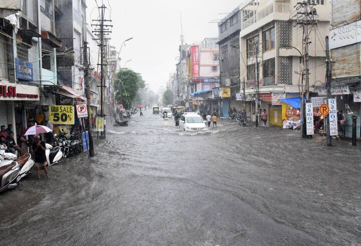 मूसलाधार बारिश से शहर के अधिकतर इलाके और सड़कें जलमग्न हो गईं. वडोदरा हवाई अड्डे को बुधवार से ही बंद कर दिया गया है.