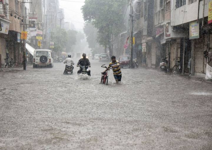 वहीं पटरियों पर जलभराव के कारण कई रेलगाड़ियां रद्द कर दी गईं या उनके मार्ग परिवर्तित कर दिए गए.