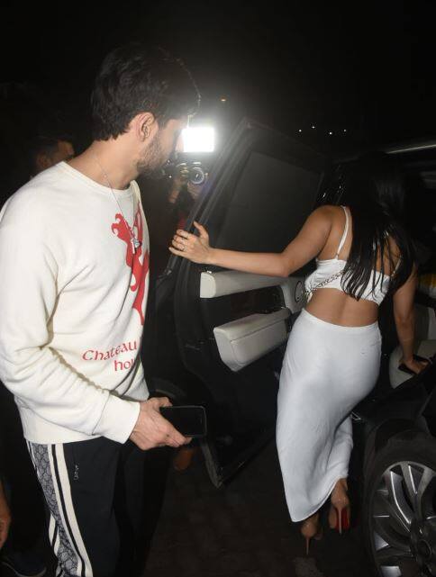 बता दें कि इससे पहले सिद्धार्थ मल्होत्रा का आलिया भट्ट के साथ नाम जुड़ा था. लेकिन आलिया से ब्रेकअप के बाद कई एक्ट्रेसेस से उनके लिंकअप की खबरें आ रही हैं.