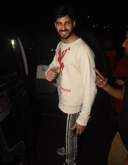 वहीं, कियारा की बात करें तो उन्होंने हाल ही में कहा था कि वो सिंगल हैं और मिंगल होने के लिए तैयार हैं. (सभी तस्वीरें- मानव मंगलानी)